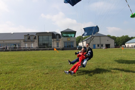 Saut en parachute à Cerfontaine - atterrissage tandem devant le restaurant de l'aérodrome